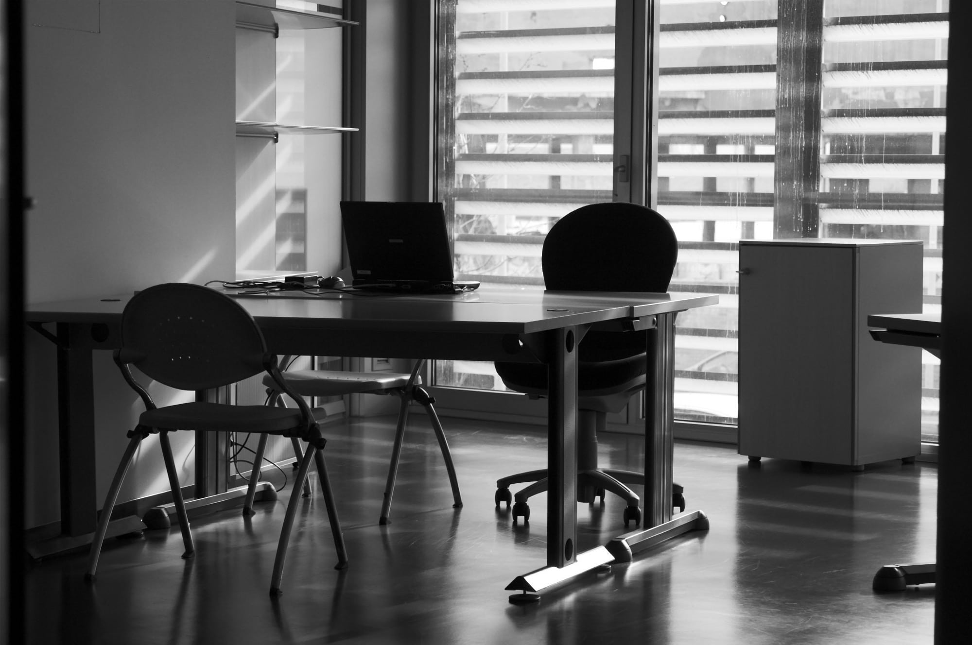 photo of empty desk representing time lost to meaningless meetings