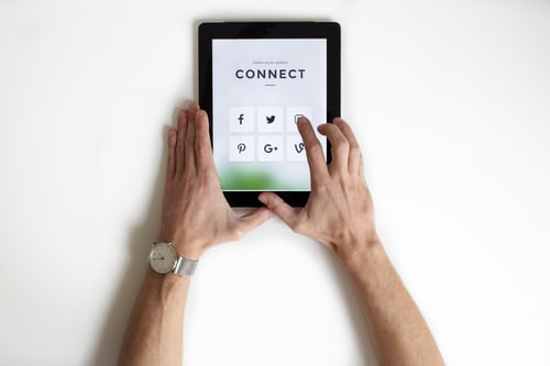Stayingi Connected